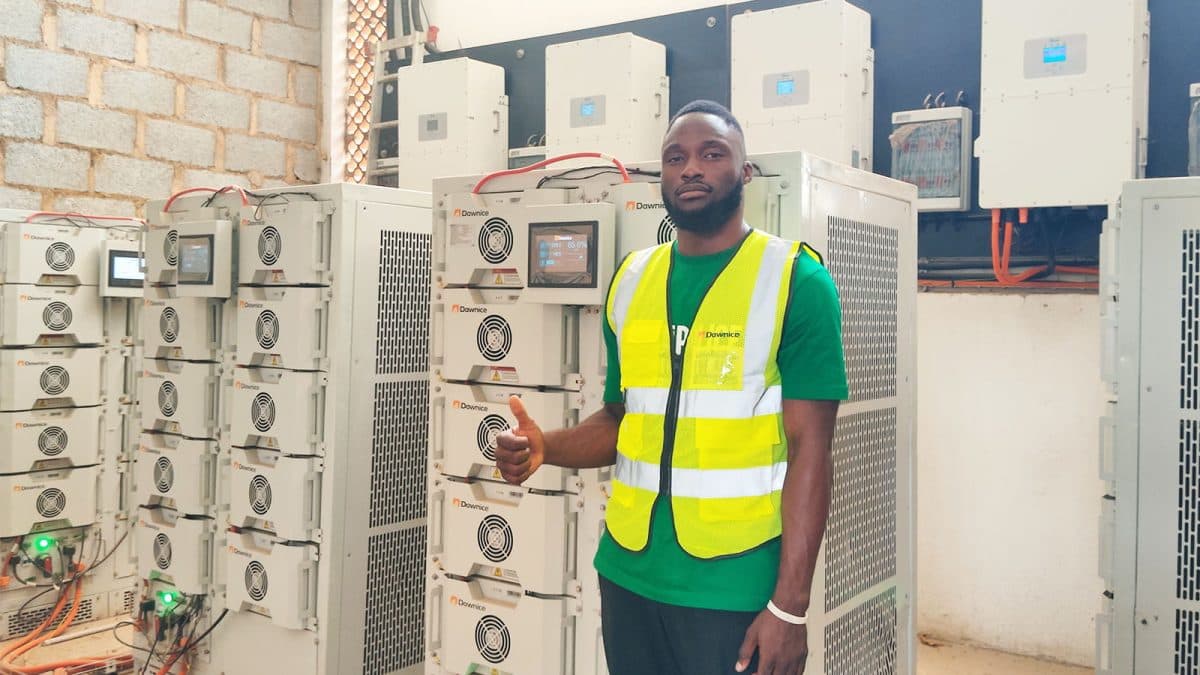 1775180412133541.jpg 200kW_inverter_and_560kWh_energy_storage_unit.jpg